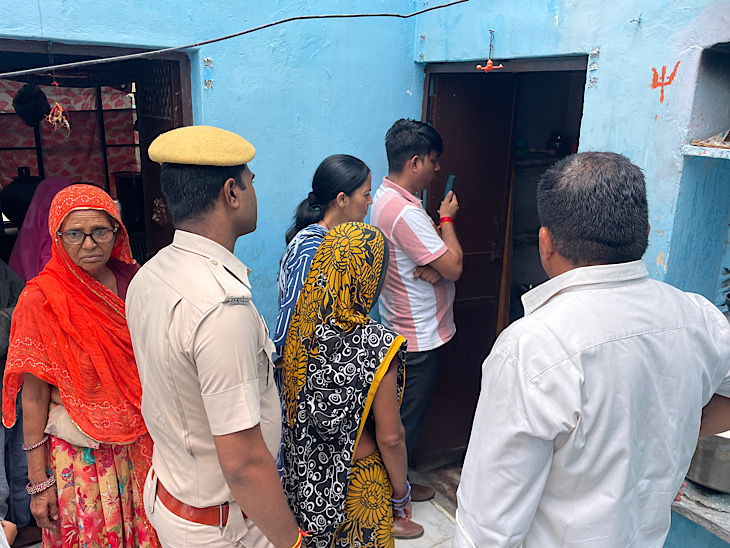 क्लॉक टावर थाना पुलिस की ओर से घटनास्थल पर मौका मुहाना कर ऑफिशियल टीम से सबूत जुटाए हैं।