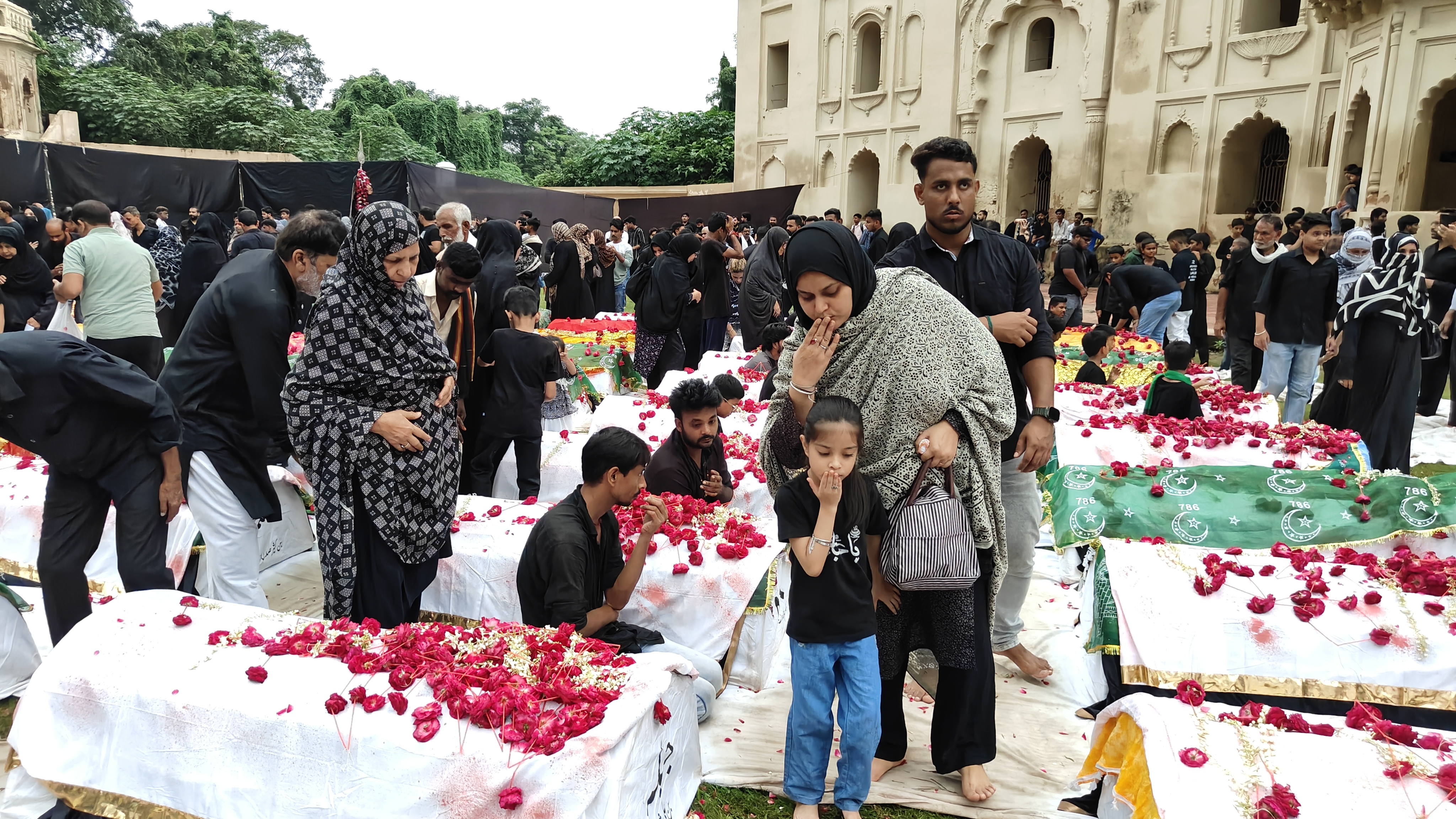 लखनऊ में मंगलवार को बड़ा इमामबाड़ा में कर्बला में शहीद होने वाले 72 शहीदों के ताबूतों की जियारत कराई गई।