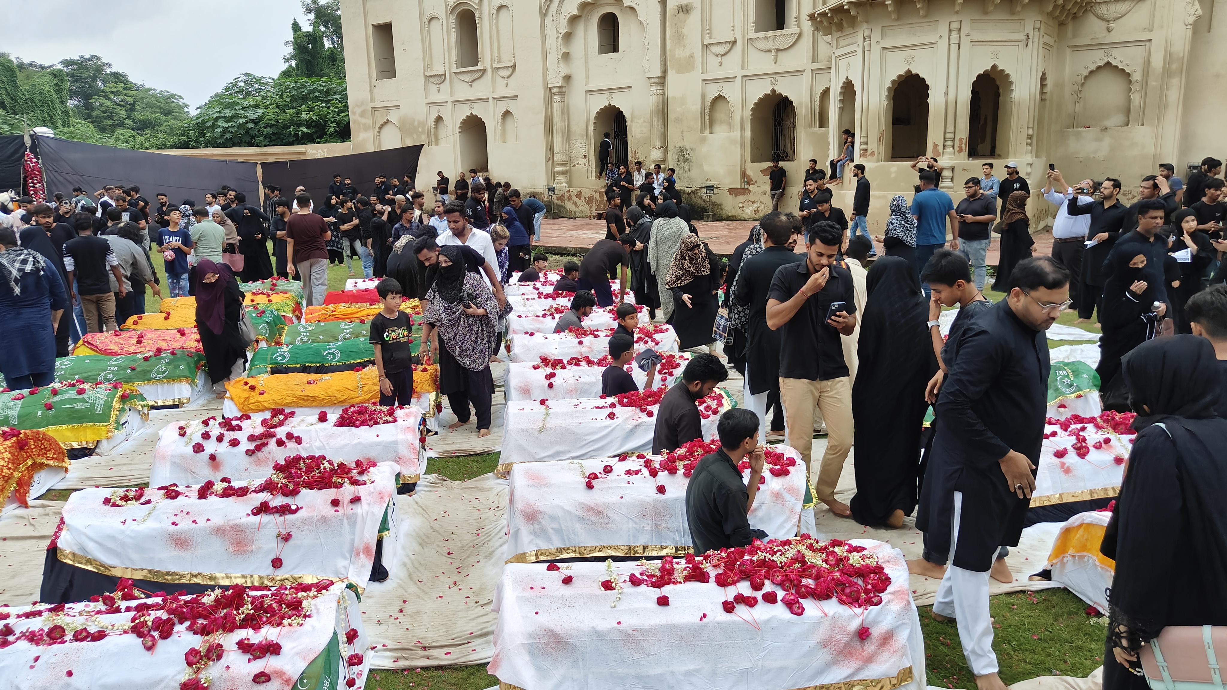 बड़ा इमामबाड़ा प्रांगण में 72 ताबूत रखे गए। इन पर अकीदत मंदों ने फूल चढ़ाएं अगरबत्ती जलाकर दुआ मांगी।