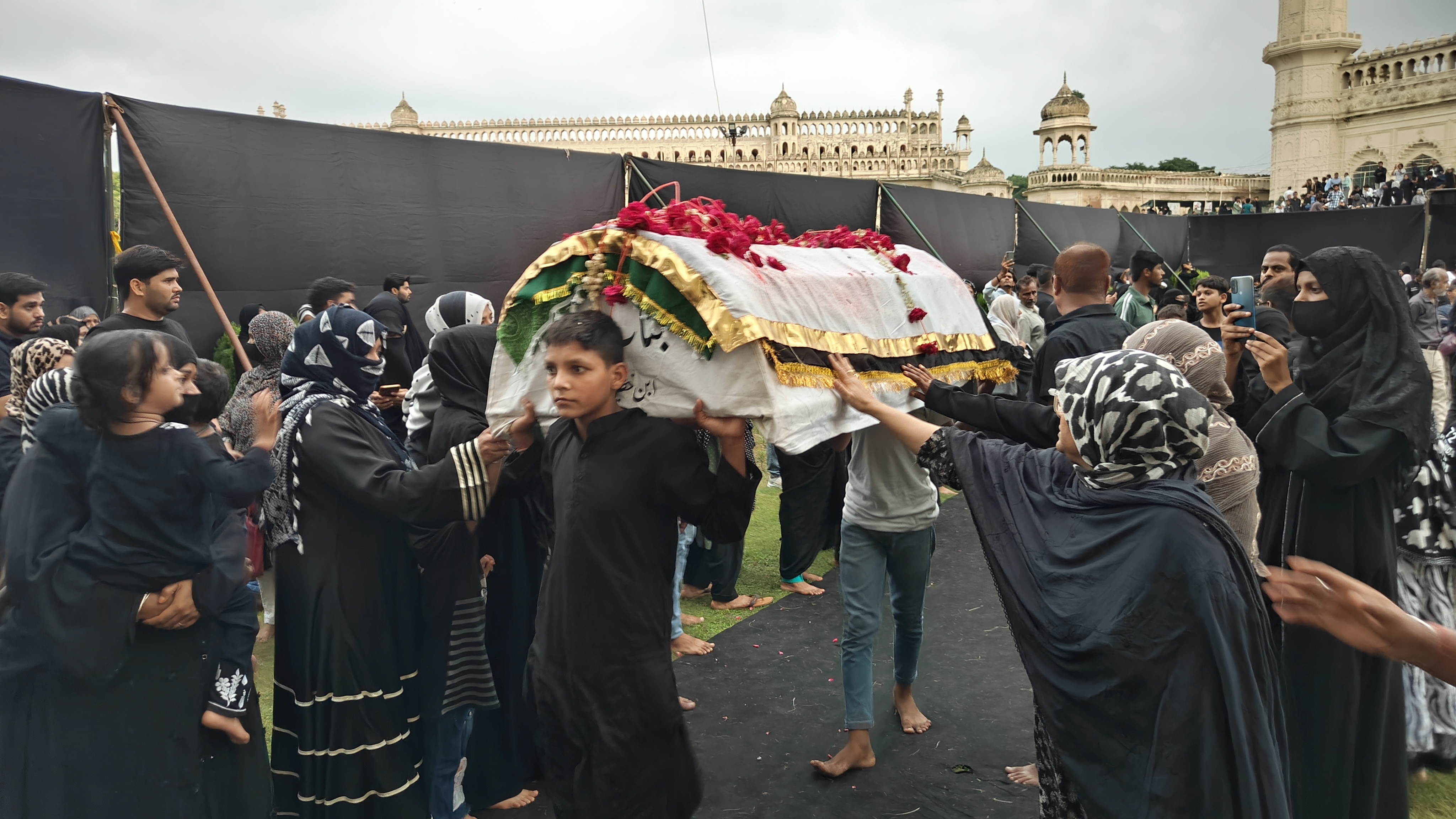 ताबूत देखते ही अजादारों की आंख नम हो गईं और लोग गम में डूब गए।