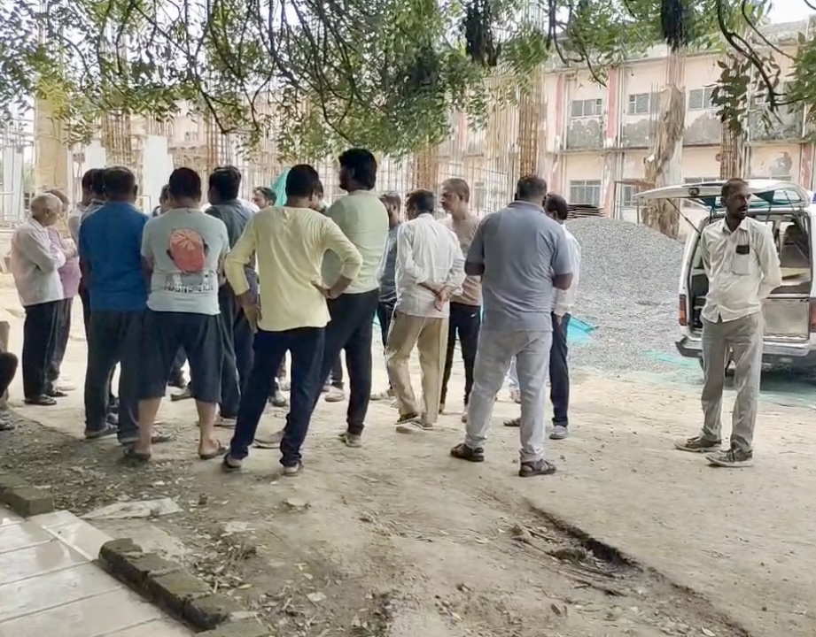 पोस्टमार्टम के दौरान मोर्च्युरी के बाहर इकट्ठा भीड़