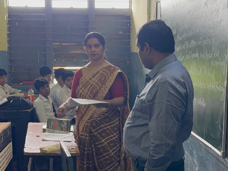 मुगालिया छाप में निरीक्षण के दौरान बच्चों की पढ़ाई के बारे में टीचर से जानकारी लेते कलेक्टर।