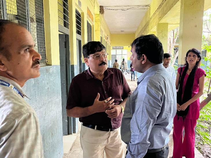 निरीक्षण के दौरान एसडीएम समेत अन्य अधिकारियों से चर्चा करते कलेक्टर सिंह।