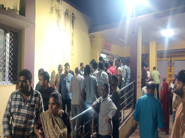 ऋषभदेव हॉस्पिटल के बाहर रात को जमा लोगों की भीड़।