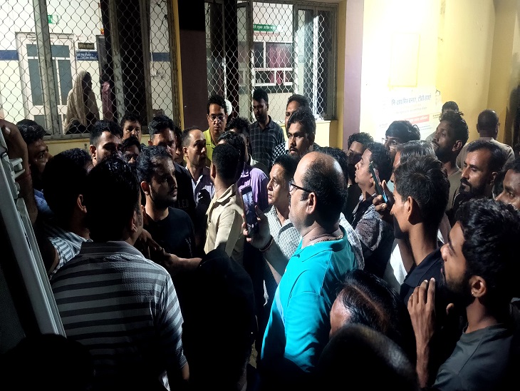 ऋषभदेव में रात को सुरेश पांचाल की मौत पर विरोध जताते लोग।