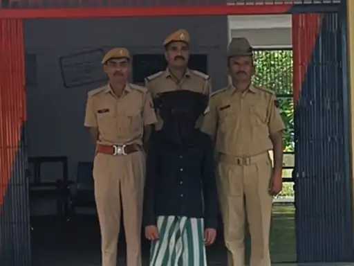 पुलिस ने मां की शिकायत पर आरोपों के आधार पर पोक्सो एक्ट में मामला दर्ज कर आरोपी का गिरफ्तार कर लिया है।