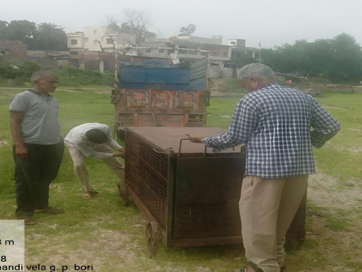 ग्रामीणों की मांग पर वन विभाग ने नदीवेला गांव में एक पिंजरा लगाया है। इस पर ग्रामीणों का कहना है कि अलग-अलग जगह मूवमेंट होने के कारण पिंजरे और भी लगाए जाएं।