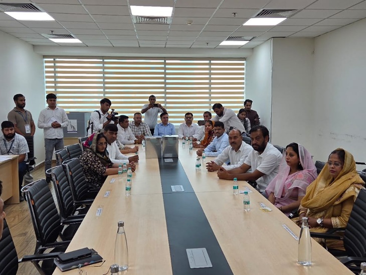 The conference of other councilors and the mayor was awaited in the hall, but they did not come.