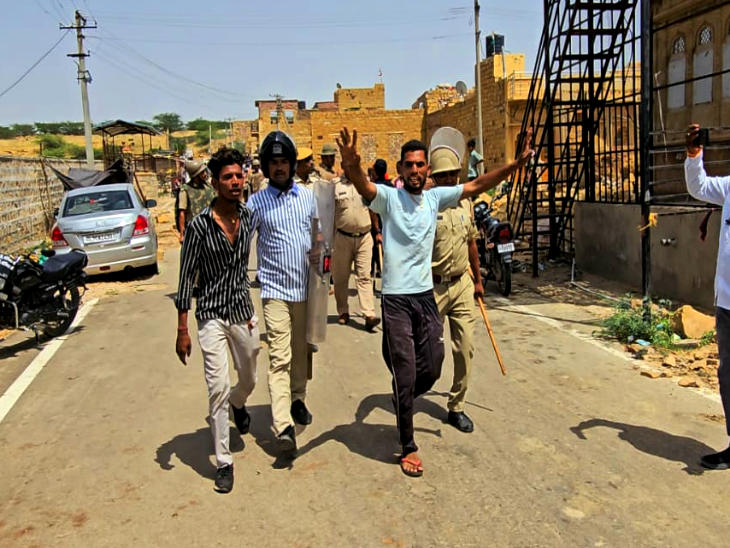 लोहार बस्ती के लोगों को पुलिस ने लिया हिरासत में।