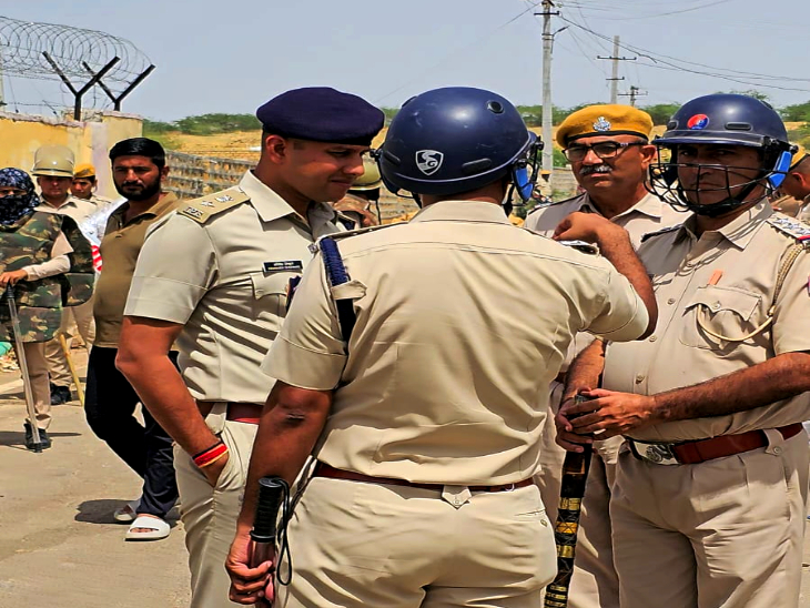 मौके पर पहुंचे एसपी अभिषेक शिवहरे।