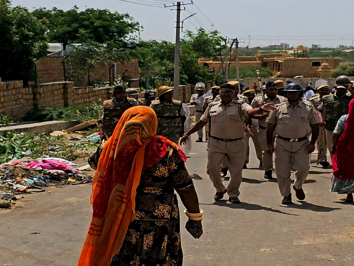 लोहार बस्ती में भारी संख्या में पुलिस बल तैनात।