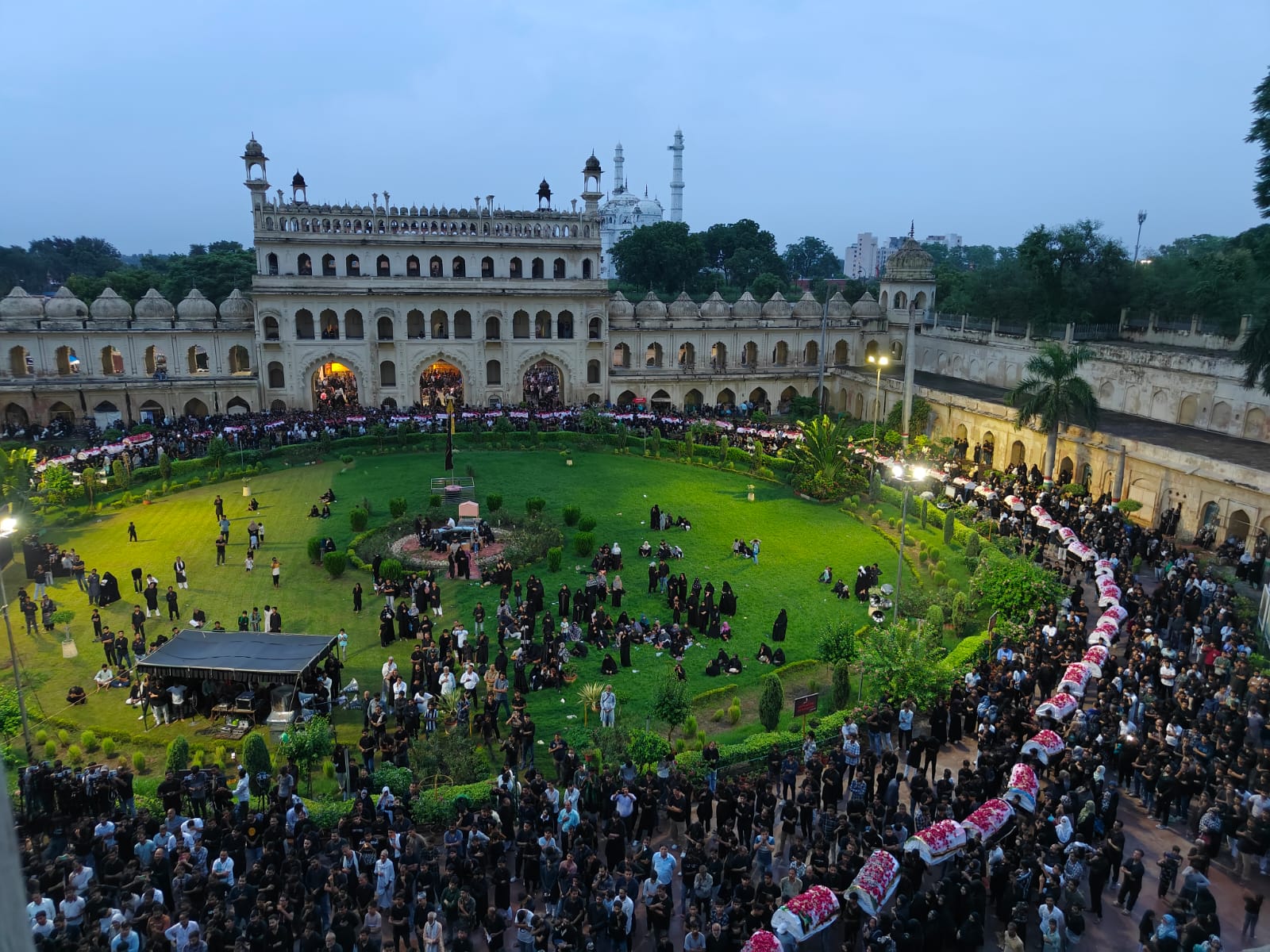 हजरत इमाम हुसैन के छह माह के मासूम बेटे हजरत अली असगर के झूले की जियारत करवाई गई।