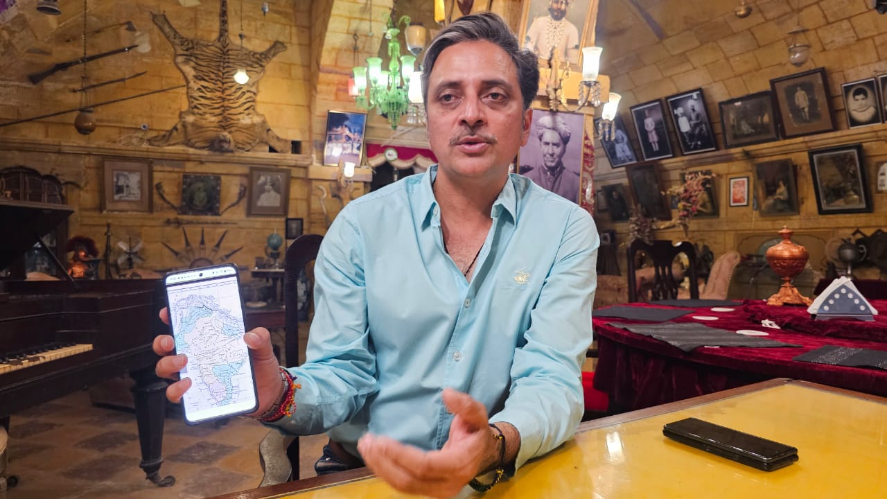 तस्वीर, विक्रम सिंह नाचना की है। उन्होंने भास्कर को फोन में नक्शा दिखाते हुए बताया कि विकिपीडिया को इसे सही करने की जरूरत है।