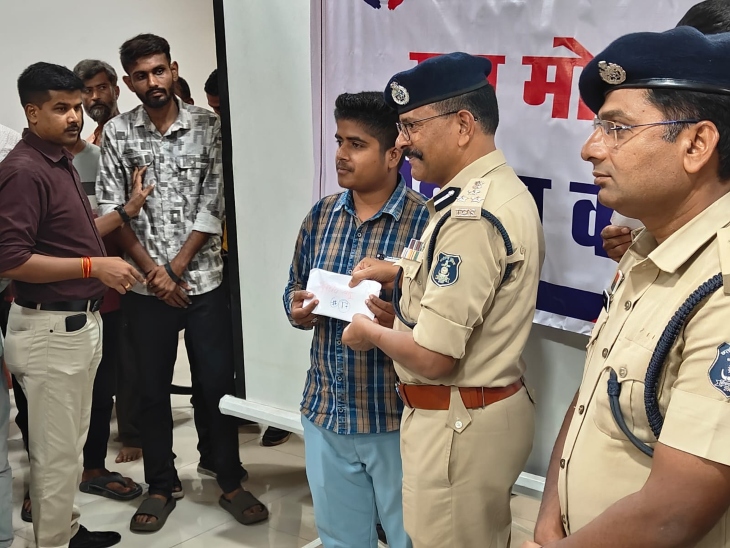 इनमें से दर्जनों फोन कूरियर के जरिए रायपुर पुलिस ने मंगवाए हैं। यह फोन अलग-अलग राज्यों के थानों में जमा थे।