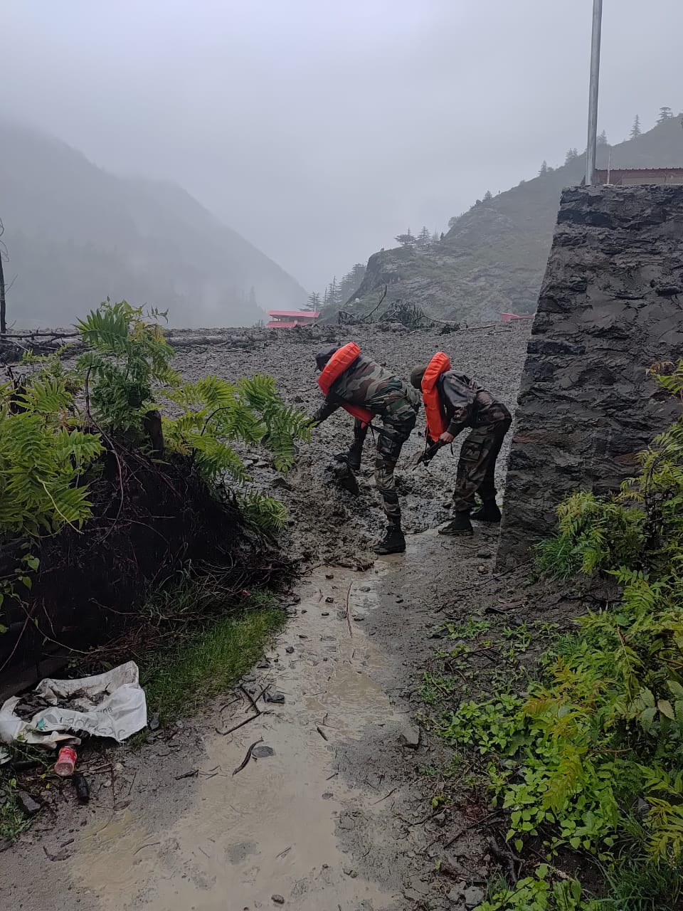 धराली गांव में NDRF, SDRF के साथ ही आर्मी भी रेस्क्यू ऑपरेशन के लिए पहुंची है।