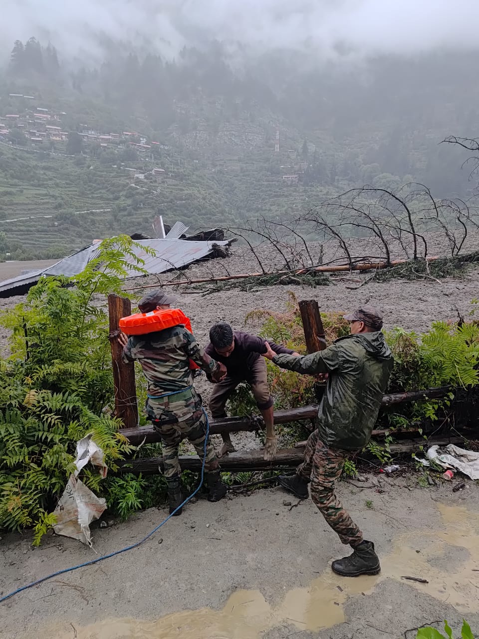 रेस्क्यू टीम लगातार राहत-बचाव कार्य चला रही है।