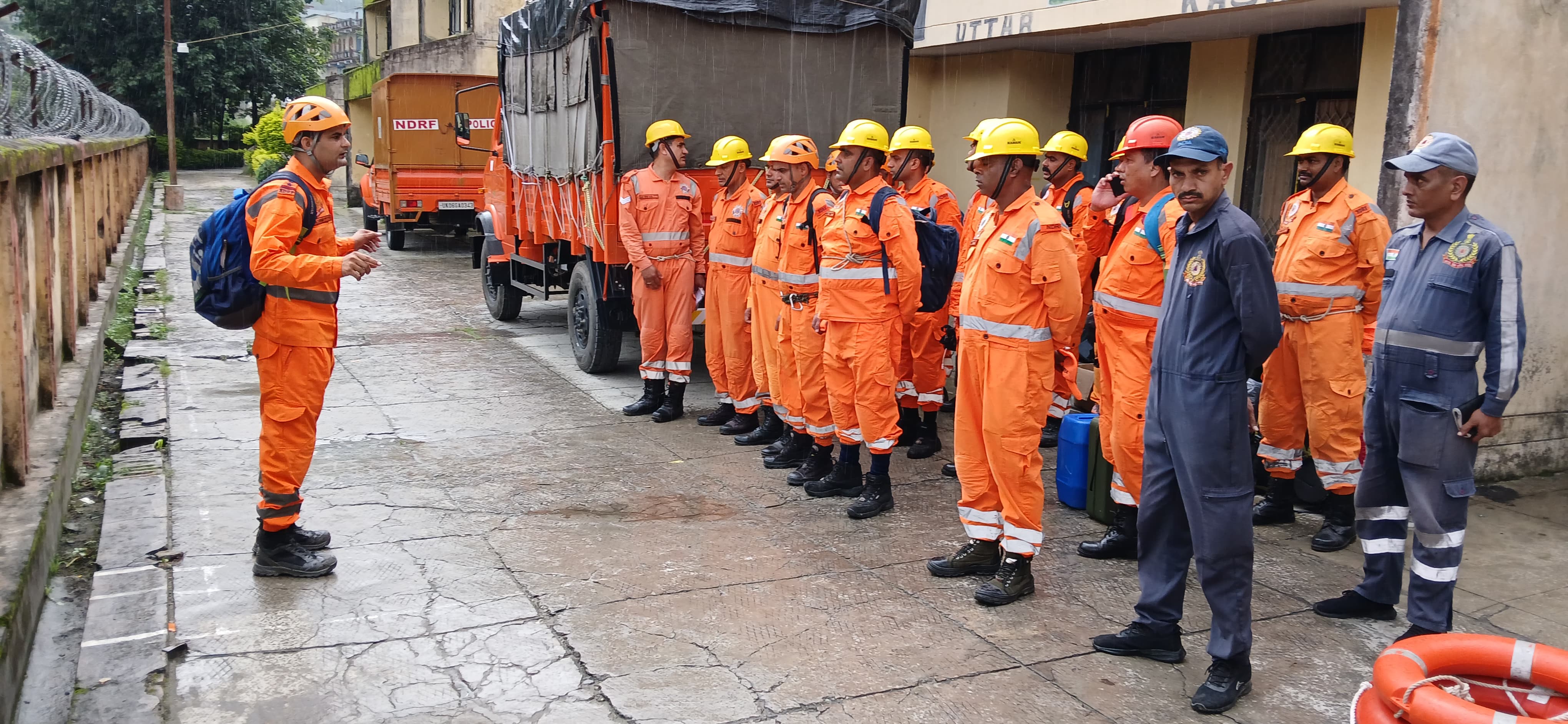 धराली गांव में NDRF, SDRF की टीमें भेज दी गई है।