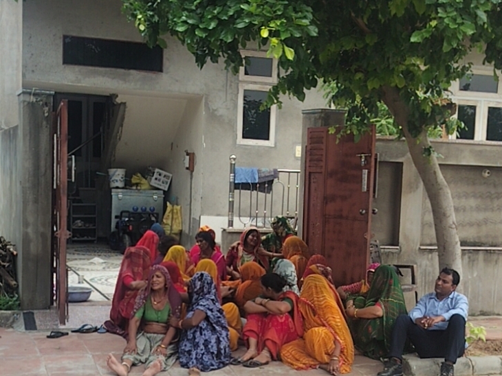 हत्या के बाद शंकरलाल बलाई के घर के बाहर विलाप करती महिलाएं।