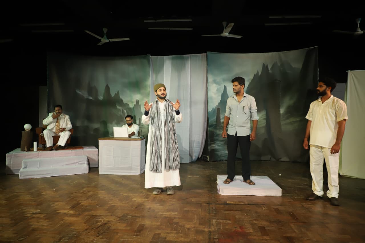निर्देशक महमूद अली ने कहा कि अगर मृत्यु के बाद सब बराबर है, तो जीवन में ये भेदभाव क्यों? यही सवाल इस नाटक का मूल है।