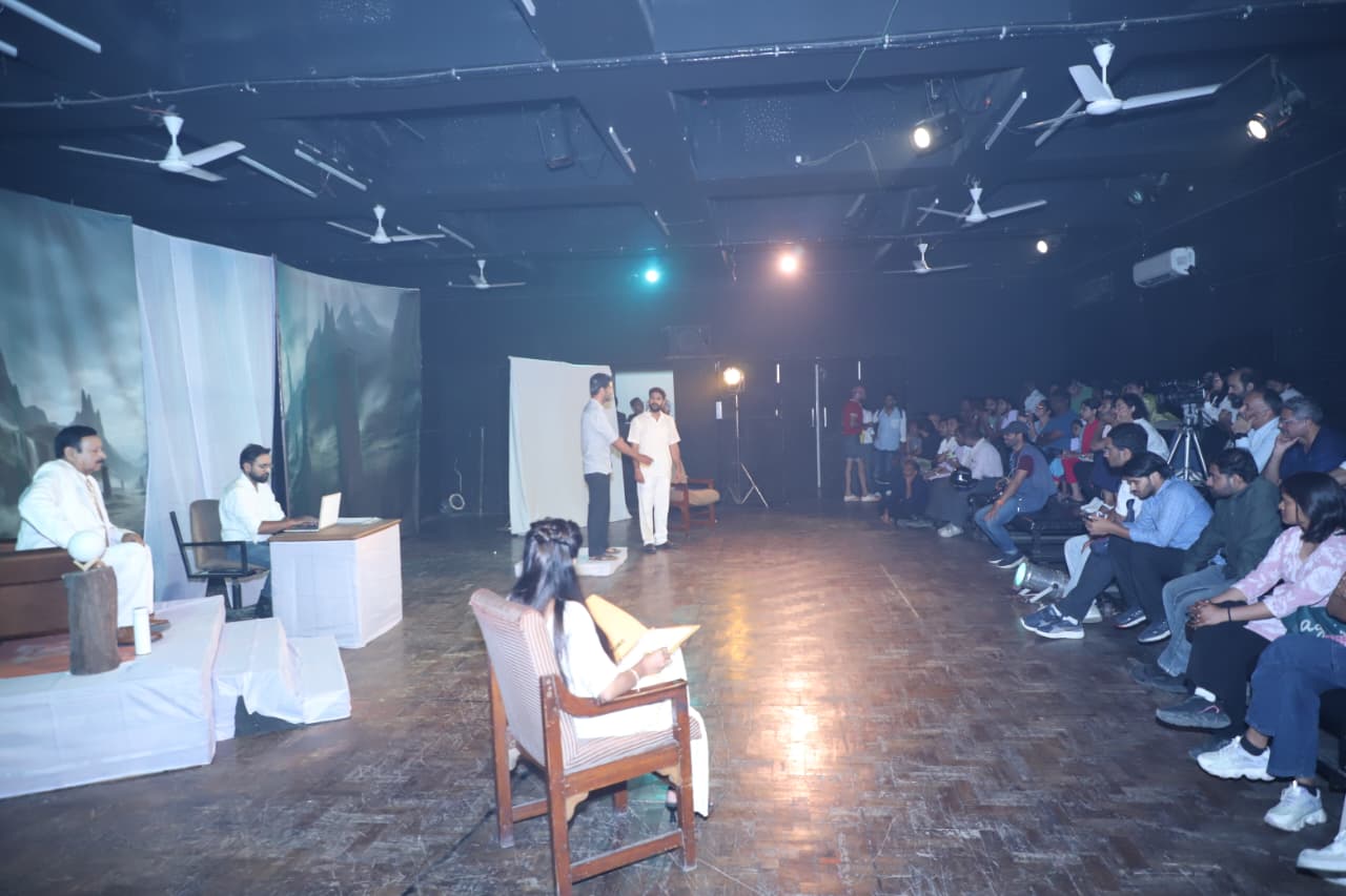 लतीफ उस्ता की ओर से लिखित और प्रदेश के वरिष्ठ अभिनेता एवं नाट्य निर्देशक महमूद अली के निर्देशन में प्रस्तुत यह नाटक यथार्थ और कल्पना के बीच झूलती कहानी है।