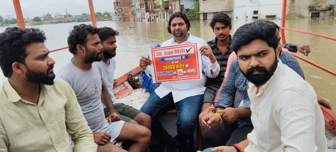 छात्र संदीप विश्वकर्मा ने हाथ में पोस्टर लेकर सरकार की नीतियों और राहत व्यवस्था पर सवाल खड़े किए।