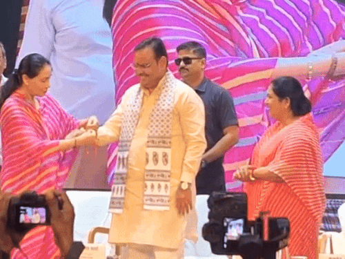 'मुख्यमंत्री संग रक्षाबंधन-आंगनबाड़ी बहनों का सम्मान’ कार्यक्रम के दौरान सीएम ने रक्षाबंधन पर दो दिन फ्री यात्रा की घोषणा की थी।