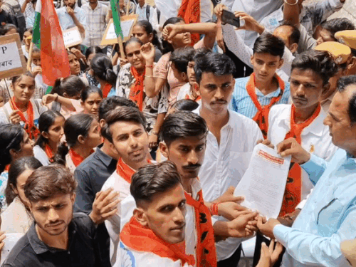 मुख्यमंत्री के नाम ज्ञापन देते हुए प्रदर्शनकारी छात्र।
