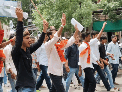 प्रदर्शनकारी रैली के रूप में पहुंचे कलेक्ट्रेट।
