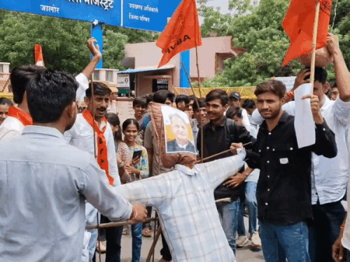 पूर्व मुख्यमंत्री का पुतला दहन करते हुए ABVP कार्यकर्ता।