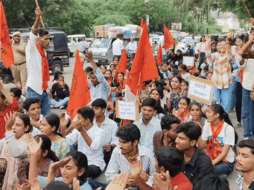 कलेक्ट्रेट के सामने प्रदर्शन करते हुए (ABVP) कार्यकर्ता