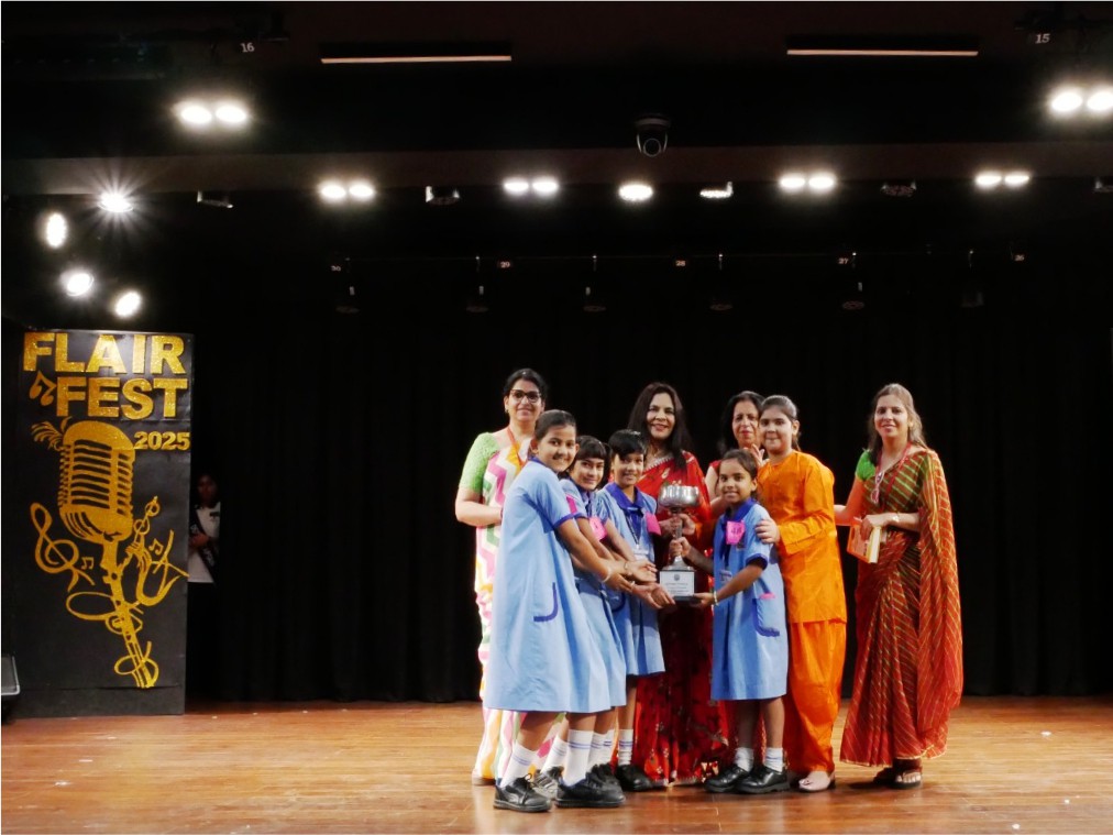 जूनियर वर्ग में कोलाज मेकिंग, इफ हिस्ट्री कुड स्पीक, और स्पेल भाषा-लॉजिक एंड लैंग्वेज जैसी प्रतियोगिताएं आयोजित की गईं।