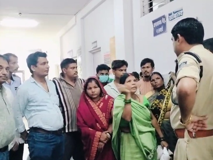 हंगामा करते परिजनों को समझाते पुलिस अधिकारी।
