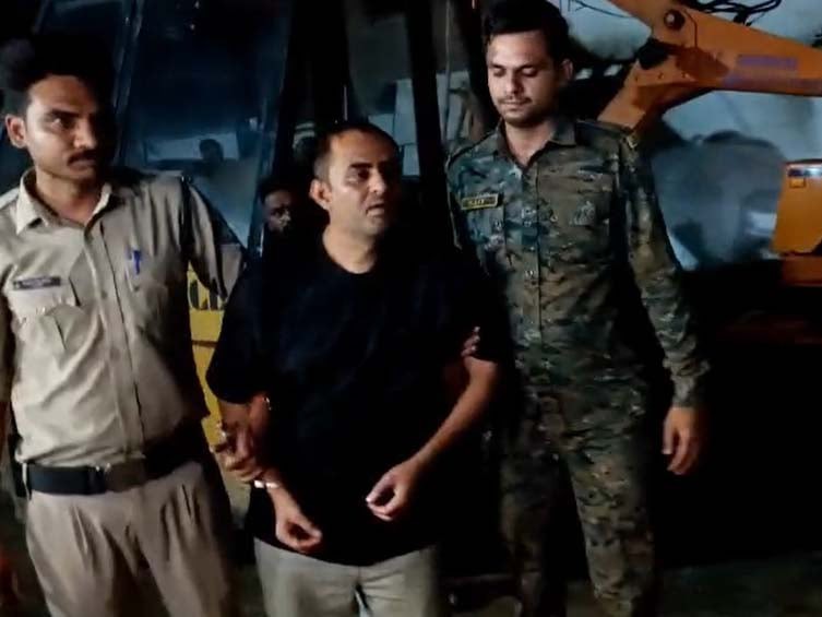 पुलिस की गिरफ्त में आरोपी बालू द्विवेदी।