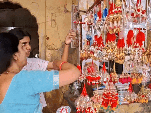 अपनी मां के साथ राखियां खरीदने आई युवती।