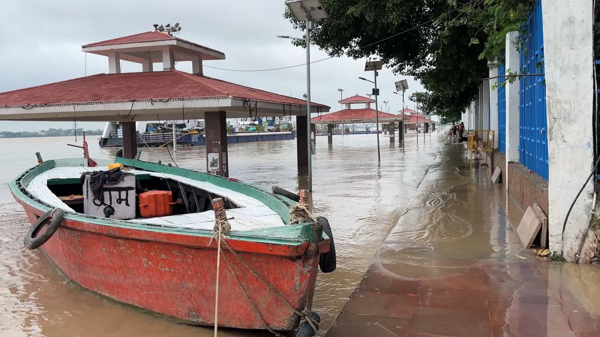 वाराणसी का रविदास घाट पूरा डूबा,पार्क में घूसा पानी।
