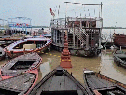 गंगा किनारे के 3 हजार मंदिर डूबे।