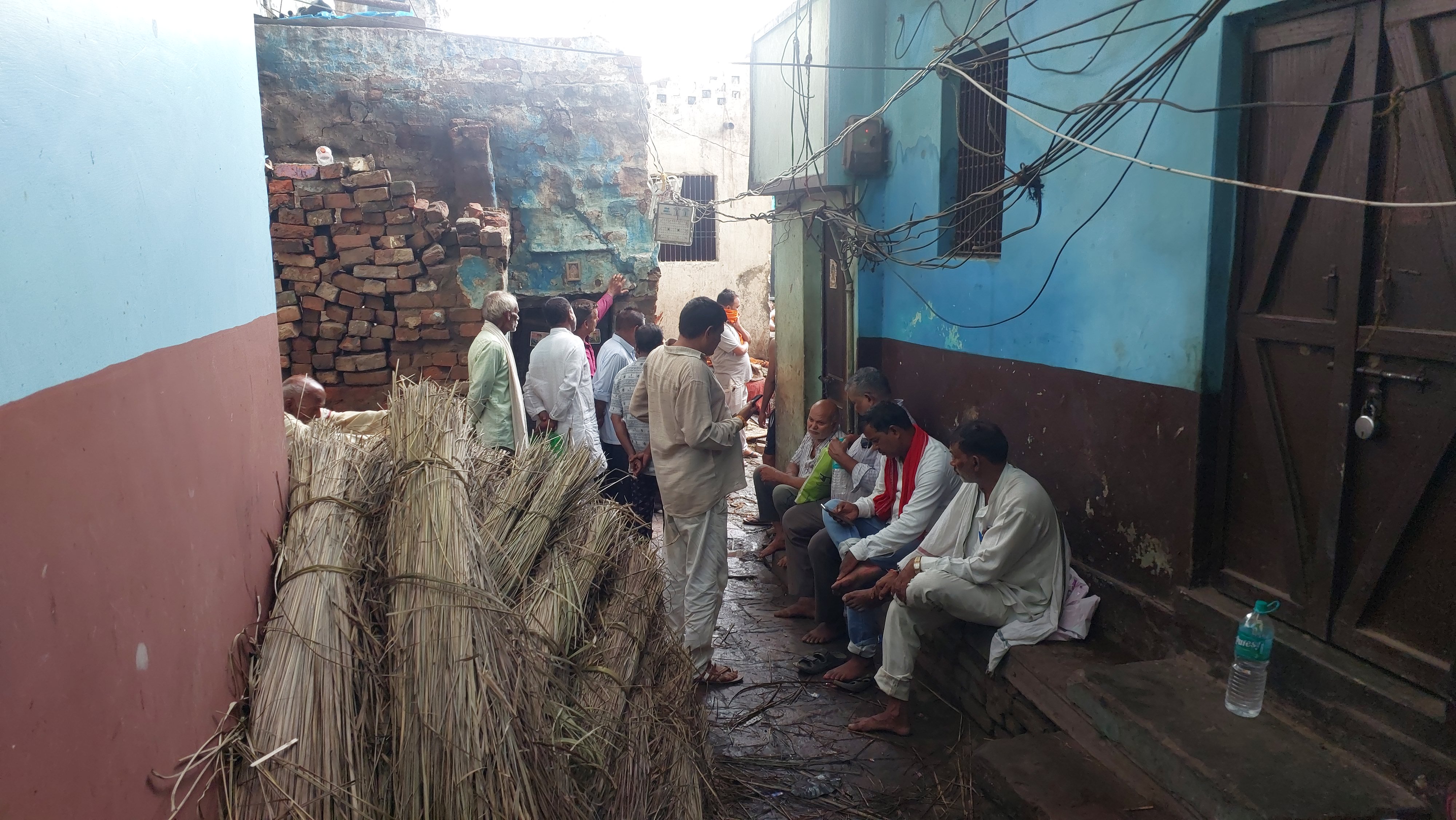 हरिश्चंद्र घाट के गली में परिजन शव दाह का कर रहे इंतजार।