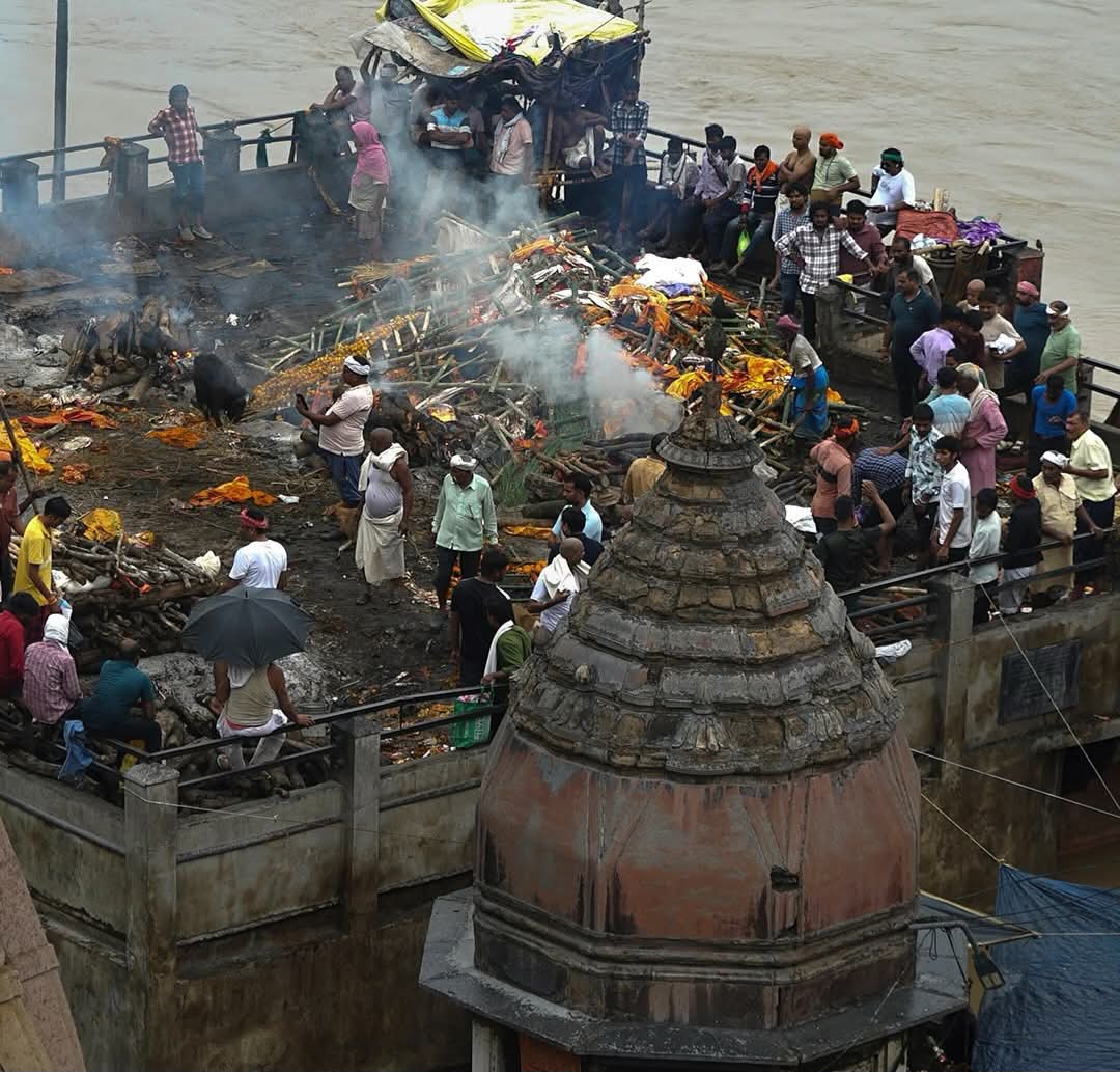 मणिकर्णिका घाट के छत पर हो रहा शवदाह।