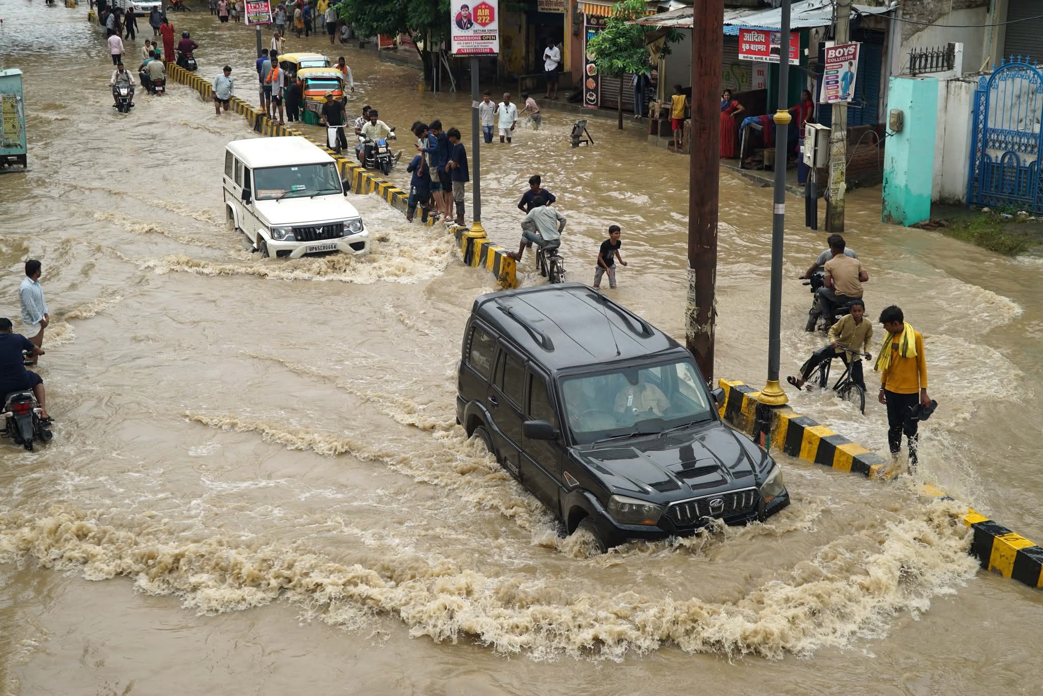 सामने घाट मार्ग पानी से भरा।