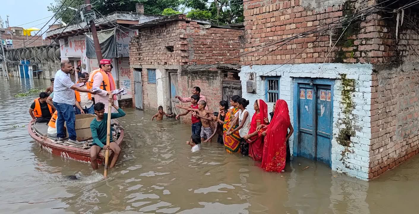 सपा के नेता बाढ़ क्षेत्र में राशन लेकर पहुंचे।
