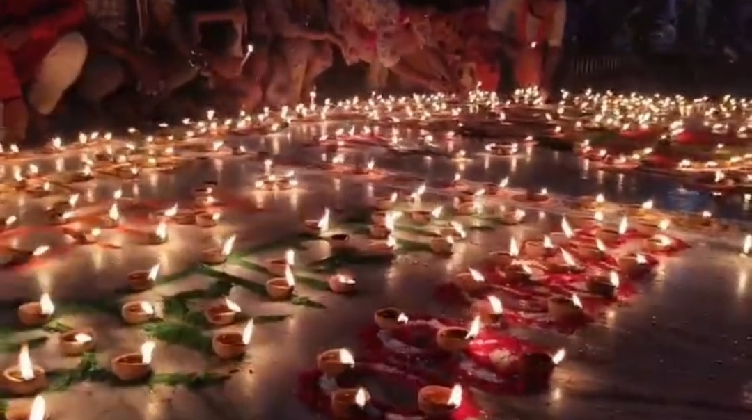 दीप से जगमग करता परिसर।