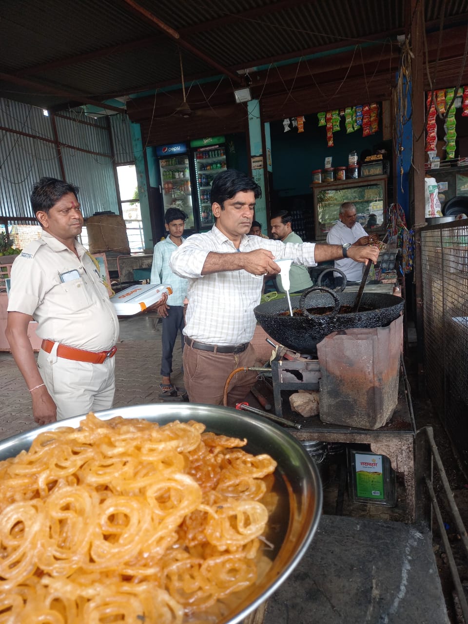 कार्रवाई के दौरान खाद्य सुरक्षा विभाग की टीम