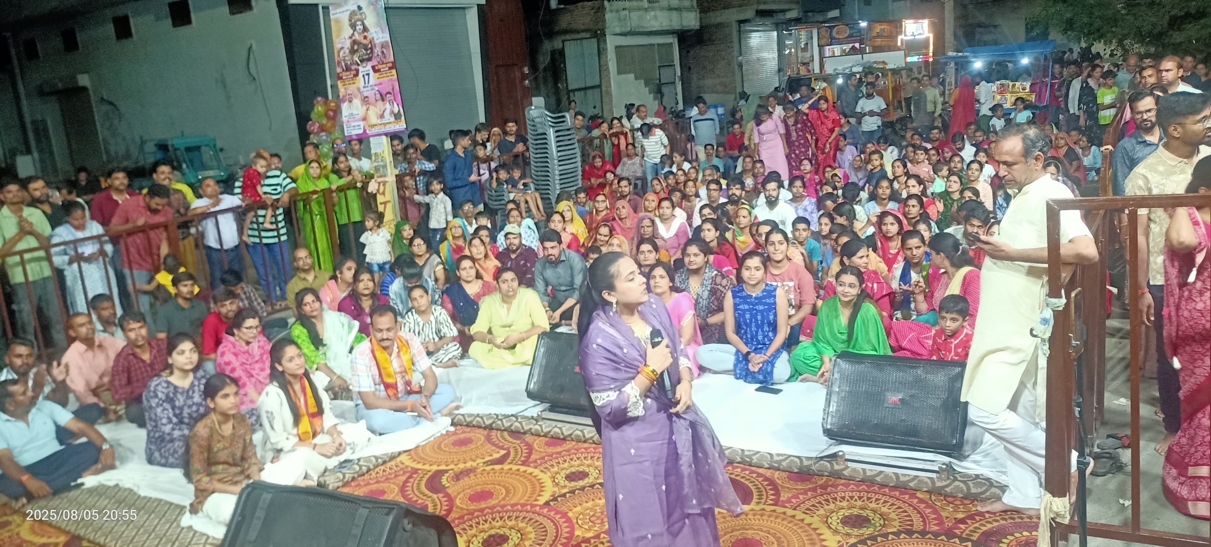 बड़ी संख्या में भक्तों ने भजनों का आंनद लिया