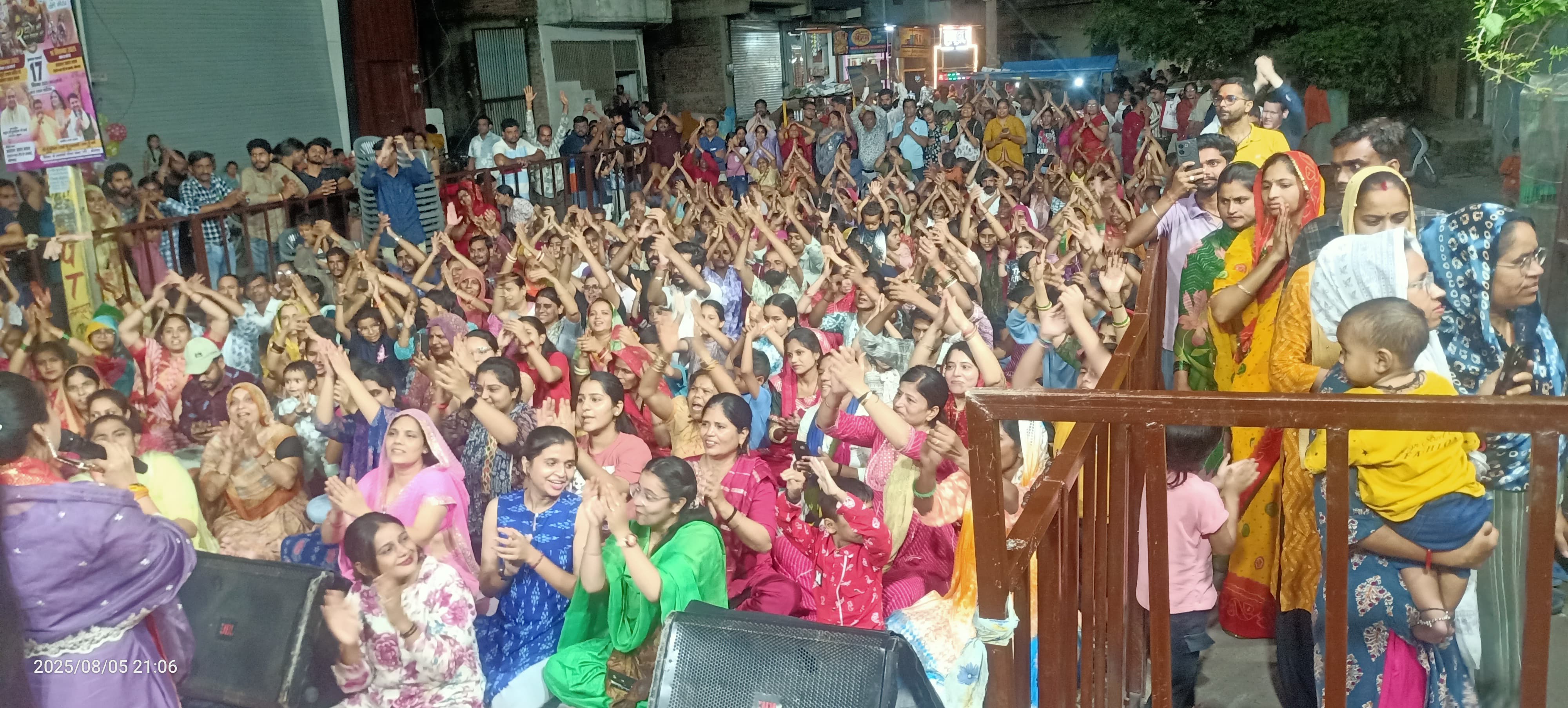 भजनों पर देर रात तक भक्त झूमते रहे