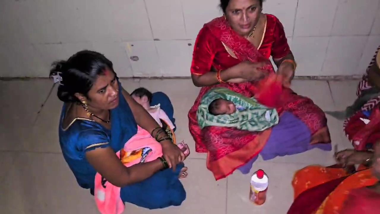 कुछ महिला परिजन नवजात को इस तरह गैलरी में बाहर लेकर बैठे रहे।
