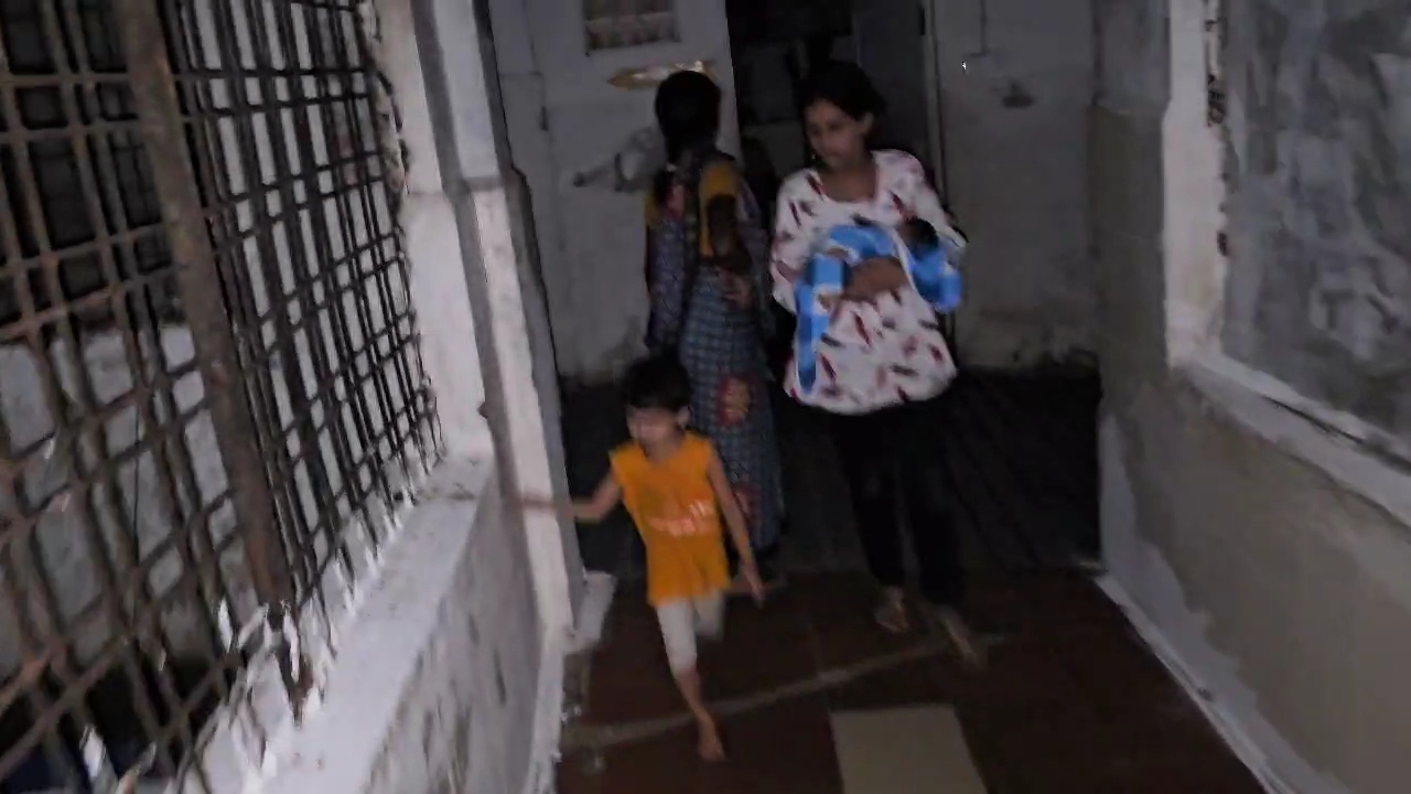 लोग नवजात को कुछ देर के लिए हवा में बाहर लेकर भी पहुंचे।