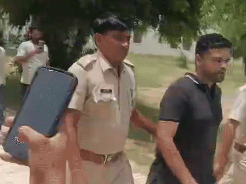 ग्रामीणों की शिकायत पर पहुंची दूधवाखारा पुलिस आरोपी पीटीआई को पकड़कर ले गई।