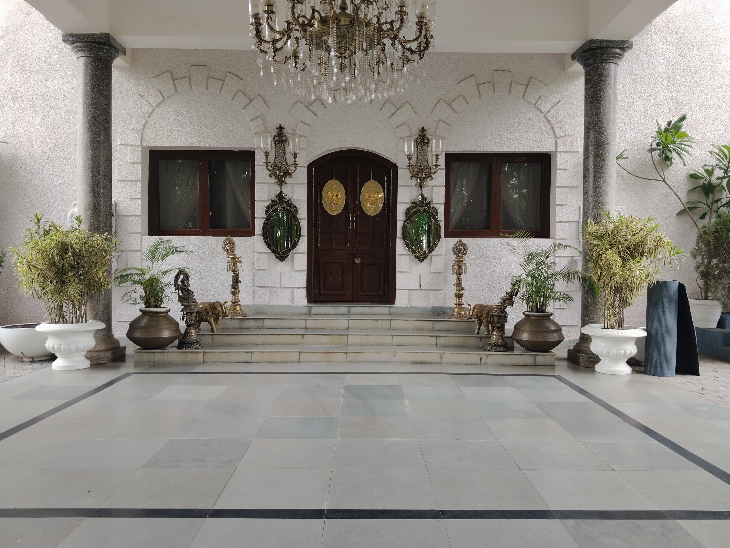 ये पहले की तस्वीर है, जहां दरवाजे के दोनों ओर हाथी की मूर्ति रखी हुई दिखाई दे रही है।