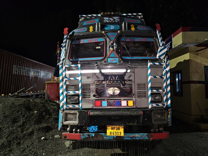 शराब तस्करी के लिए काम में लिया जा रहा ट्रक जब्त।