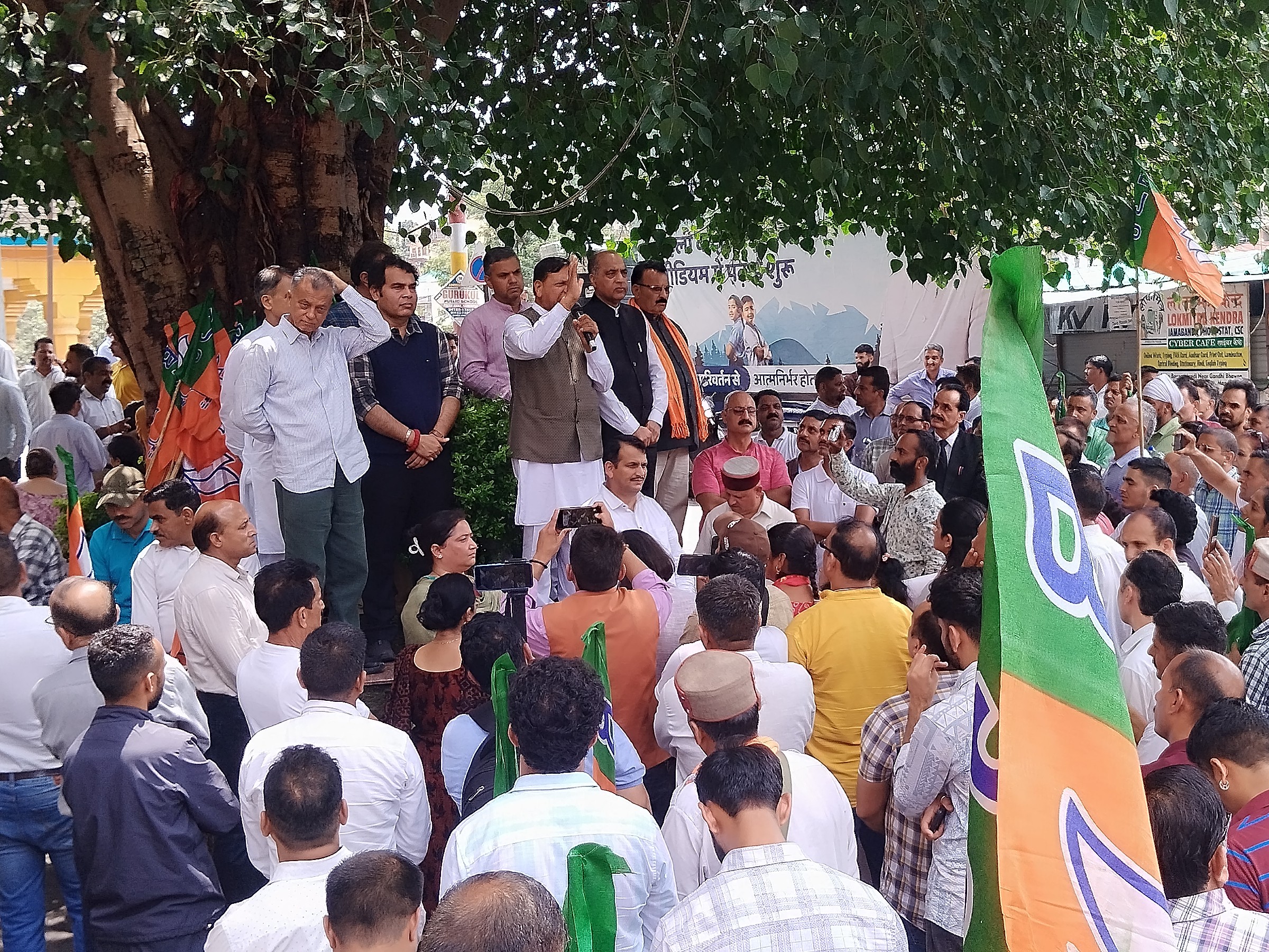 मंडी में विरोध प्रदर्शन के दौरान भाजपा वर्करों को संबोधित करते हुए नेता।